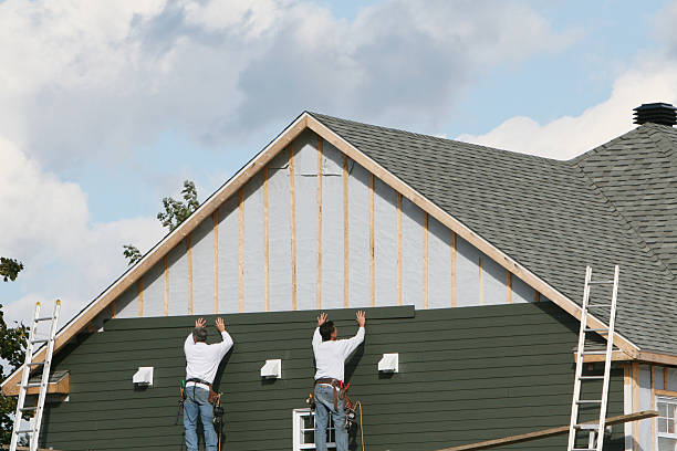 Professional Siding Installation technician working in Braddock, VA